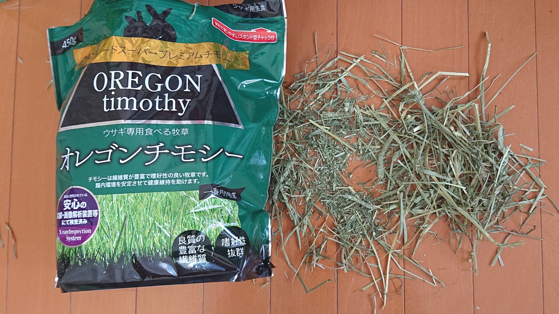 アラタ ウサギ専用食べる牧草 オレゴンチモシー。アルミの保存袋にギュウギュウに詰められたチモシー。
全体的に茎が短いです。
長めの茎がお好みの我が家のアメファジ「みみ先生」にはイマイチでした。