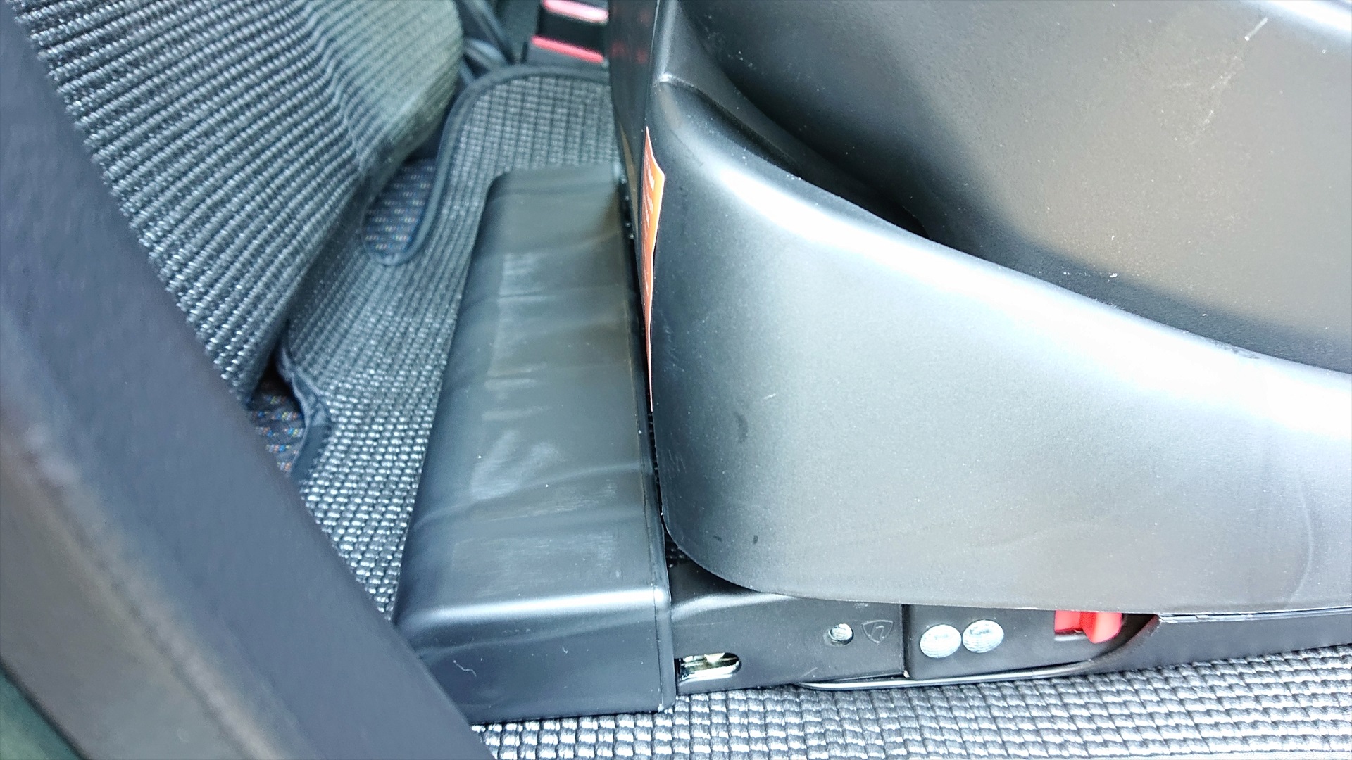 チャイルドシートの座面裏側にはカバーがあって、これをはずすとISOFIXのロック部がでてきます。シートベルト式にも対応のため、シートベルトで固定する場合はこのカバーをつけたままにします。