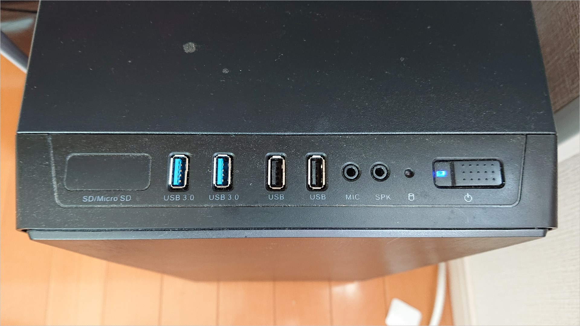PCのUSBポート。青色がUSB3.0、黒色がUSB2.0です。