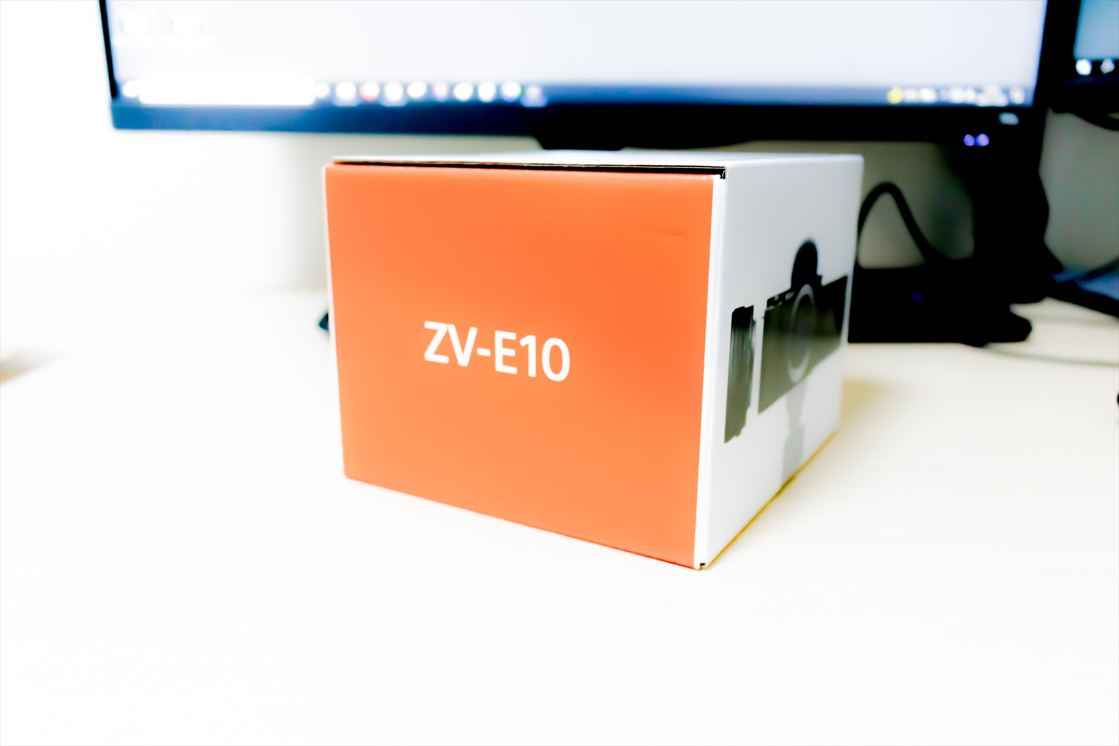 ZV-E10のオレンジ色がオシャレ感を醸し出しています。こういう箱って捨てられないんですよね～。