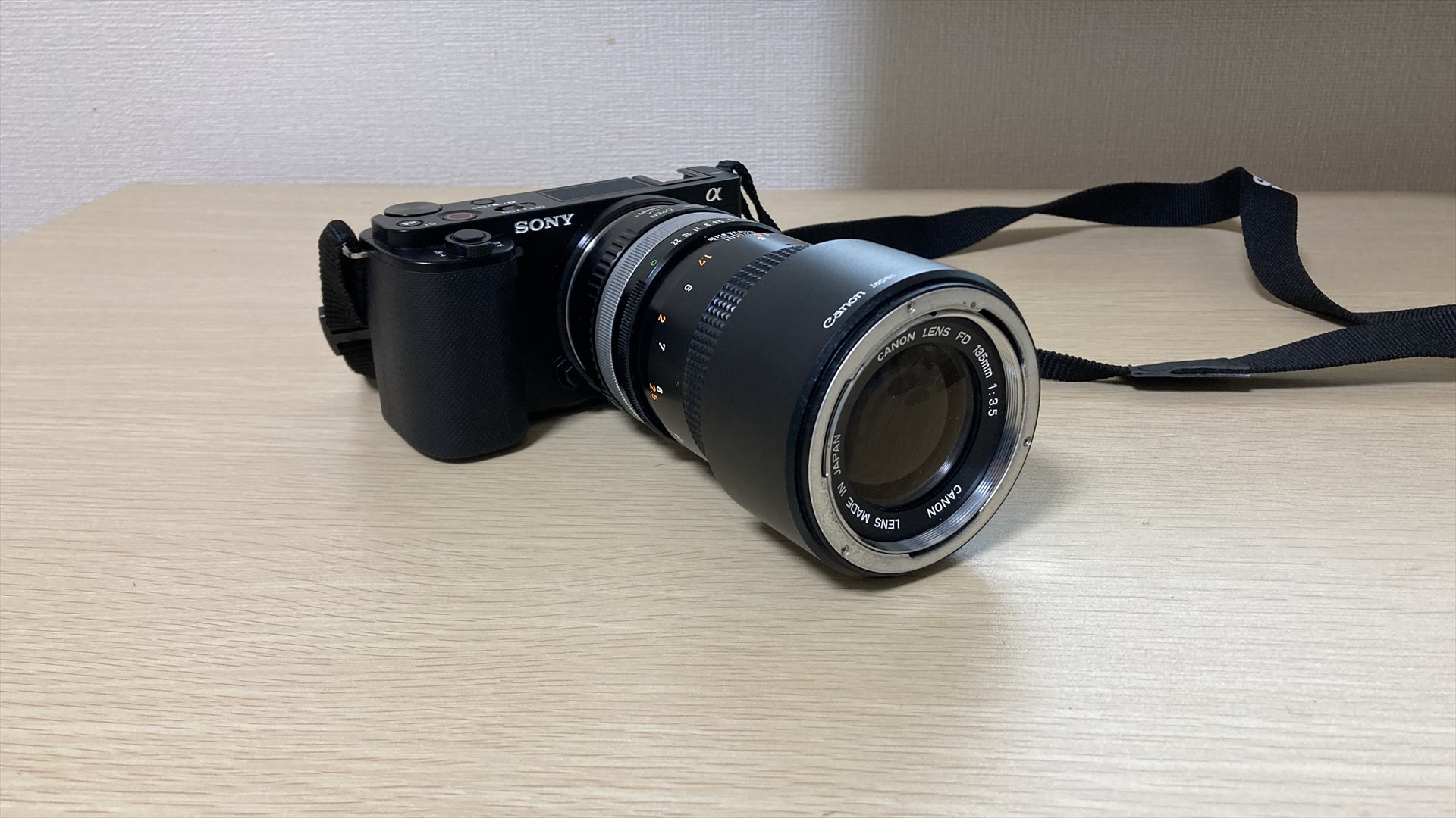 ZV-E10にCanon FD 135mmをつけてみた。カメラボディーが小さいので、レンズが大きく見えます。