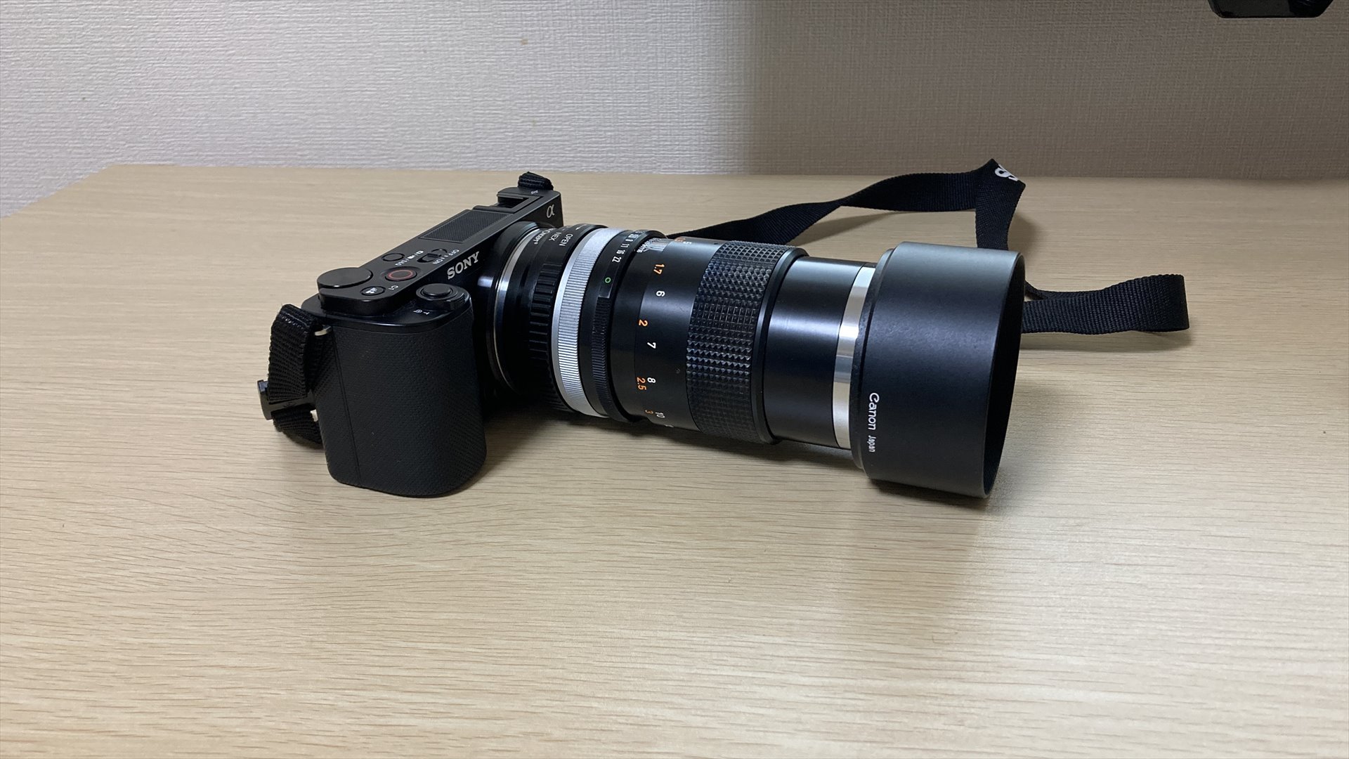 ZV-E10にCanon FD 135mmをつけてみた。レンズのメタルフードを取り付けるとかなり長くなります。レンズ付きカメラというよりカメラ付きレンズですね。フードはいらないような気がするので、取り外して使ってます。