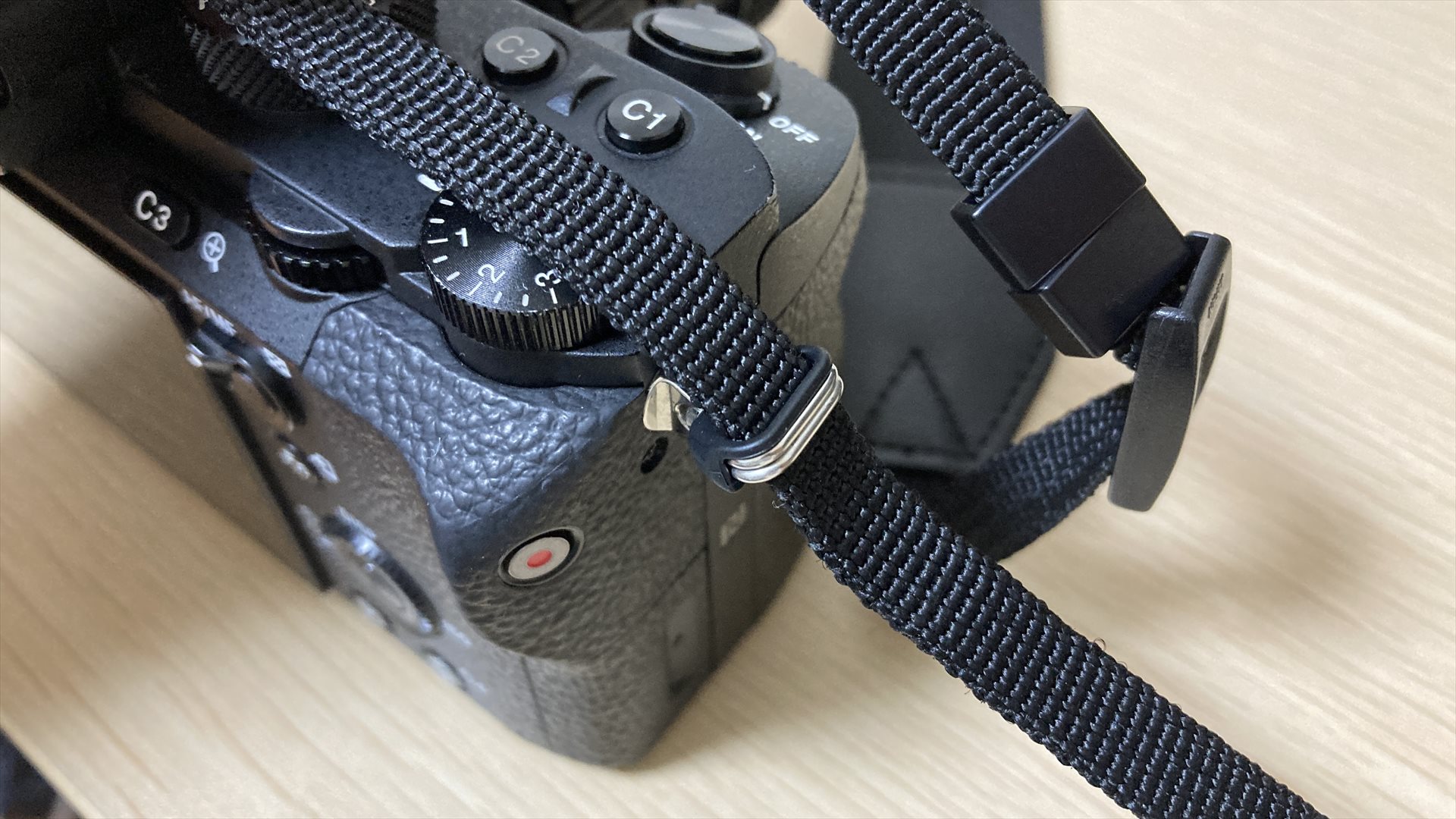 HAKUBAのカメラストラップ ルフトデザイン ツイルネックストラップ 38 一眼レフ用 KST-65T38。α7riiのカメラストラップの取り付け穴幅はちょうど10mmで、このHAKUBAのストラップがピッタリでした。