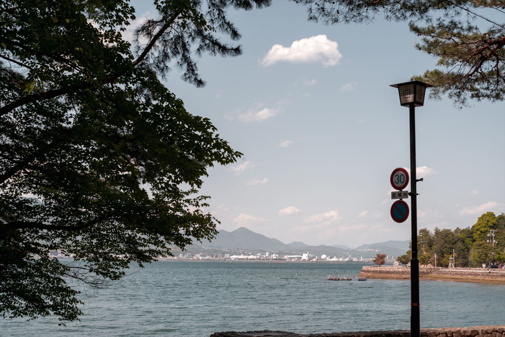 α7Riiとオールドレンズ。宮島の海と街灯。街灯もノスタルジックな雰囲気の見た目をしています。